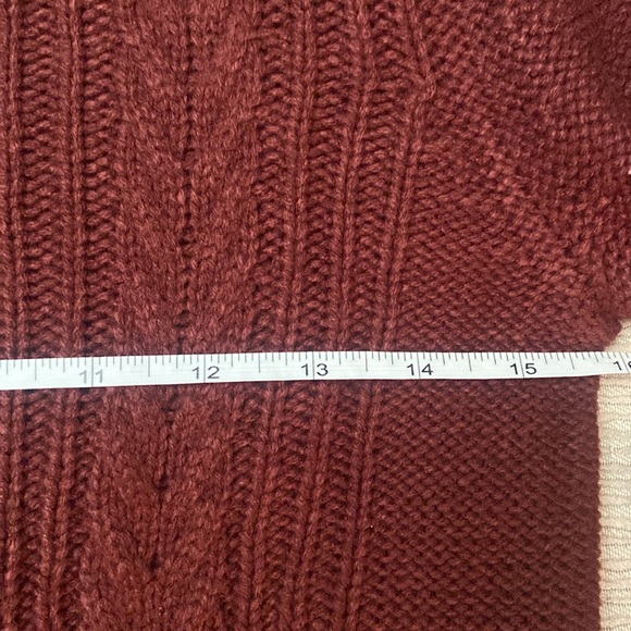 Med. pullover sweater with a ruffle at each shoulder. Acrylic. - Picture 6 of 7